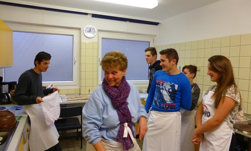 Die Jugendlichen unter Anleitung von Hauswirtschaftsmeisterin und AWO-OV-Vorstandsmitglied Helga Möller.