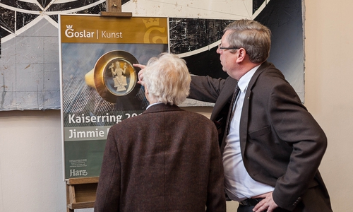  Durham schaut sich den Kaiserring ganz genau an, Erster Stadtrat Burkhard Siebert klärt auf.