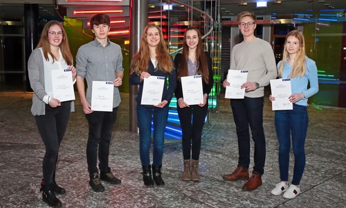 Die sechs Gewinner des regionalen Rhetorikwettbewerbes bei der Öffentlichen: Annika Uster, Robin Kaps, die beiden Gruppensiegerinnen Valea Elß und Aman Siano, Jovan Reuter und Henriette Meyer (von links). Foto: Öffentliche Versicherung Braunschweig / Anne-Sophie Wittwer