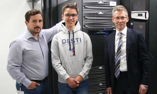 Giovanni Coppa (links) und Dr. Frank Kästner (rechts) begrüßten Paul Obernolte im Rechenzentrum. Foto: WOBCOM