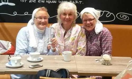 Zahlreiche Hornburger kamen in ihren Pyjamas zur Eröffnung des neuen NP-Marktes. Foto: Anke Donner
