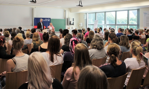 Dekan Prof. Dr. Georg Kortendieck und Prof. Dr. Christine Baur eröffnen die Fachtagung. Foto: Ostfalia