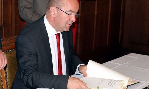 Der Innenminister trägt sich in das Goldene Buch der Stadt Helmstedt ein. Foto: Stadt Helmstedt