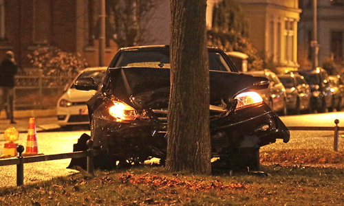 Trotz des heftigen Unfalls blieb der Fahrer unverletzt. Foto: Frank Vollmer