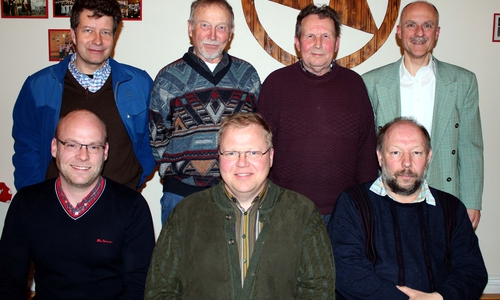 Dem Vorstand (vordere Reihe von links) gehören Eike Herweg als Vorsitzender, Heinz Mühlenkamp jun. (stellvertretender Vorsitzender) und Andreas Lüttge an. Dieses Gremium und Personen, die Vertreterfunktionen haben, wünschen sich eine erfreulichen Zulauf zur Versammlung. Foto: Bernd-Uwe Meyer
