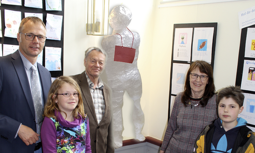 Der Rektor der OBS Sickte Stefan Marken, der stellvertretende Bürgermeister der Gemeinde Sickte Dr. Manfred Bormann und Annegrit Helke von der Sickter Kulturinitiative eröffneten die Ausstellung 8v. li.). Foto: OBS Sickte