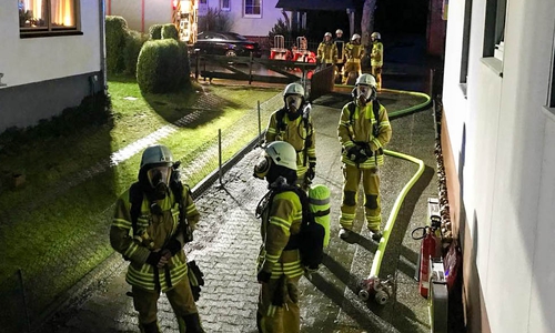 Da die Lage über die Alarmierung noch nicht richtig einzuschätzen war, wappnete sich die Feuerwehr vorsorglich für den Brandeinsatz. Auch Atemschutztrupps waren bereit. Foto: Feuerwehr Stadt Bad Harzburg