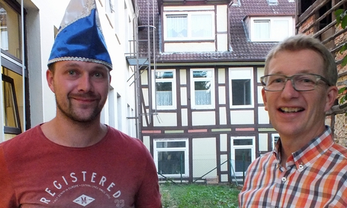 Übergabe der Narrenkappe: links Christioph Ramme, rechts Wolfram Wrede. Foto: Achim Klaffehn