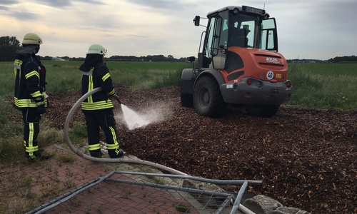 Der LKW wurde entladen, um die Hackschnitzel löschen zu können. Fotos: Kreisfeuerwehr - Pressestelle Dannheim / Video: aktuell24/bm