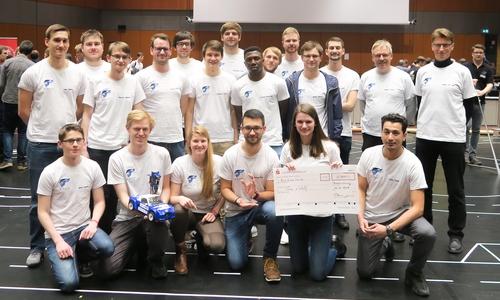Rund zwanzig Studierende der Fakultät Fahrzeugtechnik traten gemeinsam als Team e.Wolf  beim Carolo-Cup 2018 an. Fotos: Ostfalia