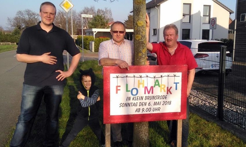  v.l.: Ortsbrandmeister Jan Behrendt, Ortsbürgermeister Peter Ebel mit Enkel und Eckard Rubach von der Jungen Gesellschaft. Foto: Gemeinde Lehre