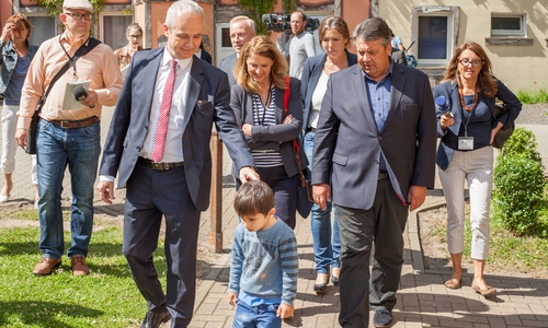 Landrat Thomas Brych (vorne links) empfing Sigmar Gabriel (vorne rechts) am heutigen Mittwoch im Integrationszentrum des Landkreis Goslar. Foto: Alec Pein
