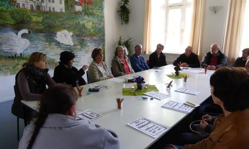 Auf dem Foto ein Vorbereitungstreffen im DGH unter Leitung der Ortsbeauftragten Marianne Marschall (3. von li. an der Stirnseite des Tisches) für den Dorfflohmarkt in Schliestedt. Foto: Privat
