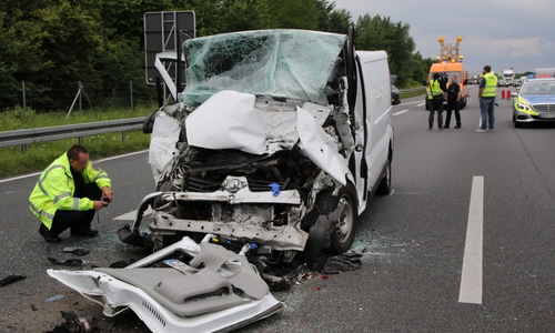 Die Polizei erfasst das genaue Bild des Unfalls, bei dem ein Fahrer zu Tode kam. Fotos: Rudolf Karliczek; Video: aktuell24(DC)
