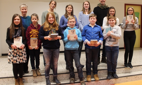 Die Siegerin Hannah Koch (vorne, 3. v. li.) mit den anderen Teilnehmern, der stellvertretenden Landrätin Christiane Wagner-Judith (hinten links), Moderatorin Solveig Wendt (hinten, 2. v. li.) und Kreisjugendpfleger Carsten Ziebarth (hinten rechts). Fotos: Alexander Dontscheff