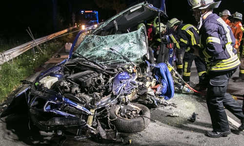 Eine Person musste aufwändig aus dem Metallblock befreit werden, der einmal ein Auto darstellte. Fotos: Rudolf Karliczek 