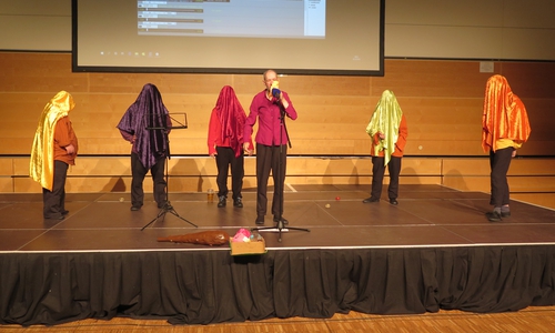 Theater Endlich: Neben einem Konzert der inklusiven Band „The Mix“ und dem Chor der Peter-Räuber-Schule zeigte das Theater Endlich das Stück „Darf man lachen?“ Das Ensemble lud die Zuschauenden ein, Perspektiven zu wechseln, und gemeinsam zu lachen. Foto: Landkreis Wolfenbüttel