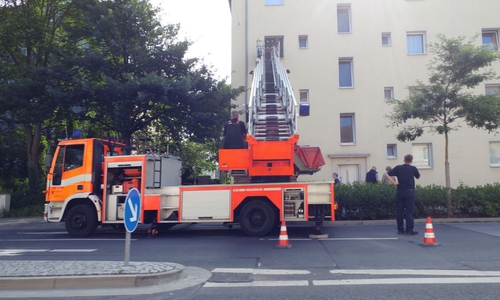 Am Altstadtring: Beamte gelangen über die Drehleiter in die Wohnung. Foto: Alexander Panknin