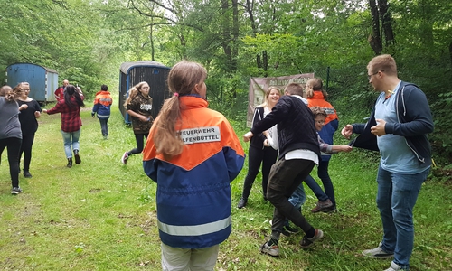Die Jugendfeuerwehr Adersheim bei dem „Wäscheklammer-Spiel“ im Oderwald. Foto: Privat