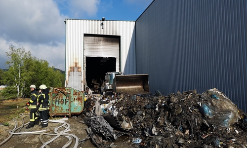 Die restlichen Brandnester werden vor der Halle abgelöscht. Fotos: aktuell24