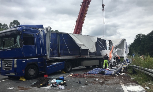 Die Autobahn musste wegen Bergungsarbeiten bis etwa 16 Uhr gesperrt werden. Foto: aktuell24/Kr