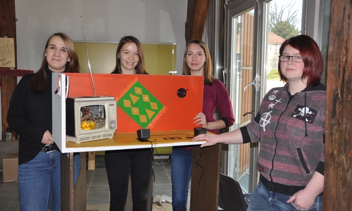Vanessa, Celine, Carina und Jaqueline arbeiten an einer interaktiven Wohnstube. Fotos: Stadt Wolfsburg
