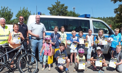 Medaillengewinner mit Heinz Bottke ADAC Ortsclub Helmstedt, Arnd Vinzenz Schneider, Kreisverkehrswacht Helmstedt und Jörn Domeier Mitglied des Nds Landtages. Foto: Kreisverkehrswacht Helmstedt