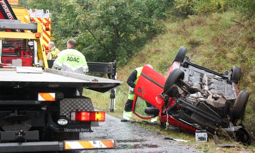 Das Auto kam völlig zerstört auf dem Dach zu liegen. Fotos: Feuerwehr Bad Harzburg