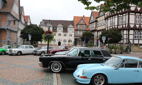 Die Oldtimer brausen am Sonntag durch Wolfenbüttel. Fotos: Robert Braumann