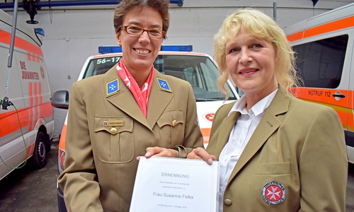 Eine große Ehre: Susanne Felka hat die Ernennungsurkunde von Samantha Brinkwirth, Johanniter-Dienststellenleiterin in Salzgitter, überreicht bekommen. Foto: Johanniter/ Valea Schweiger.