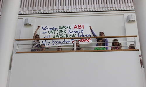 Der Kreis.Ausschuss für Bildung, Kultur und Sport sprach sich am Montag für Oberstufe an der Adolf-Grimme-Gesamtschule in Oker aus. Schüler und Eltern nahmen an der Sitzung teil und breiteten ihre Transparente aus. Fotos: Anke Donner 