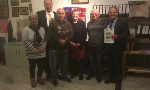 Von links: Gertraud Fricke, Andreas Memmert, Hans Nowak, Angela Landwehr und Tobias Schliephake zu Besuch bei Horst Michler (2.v.r.) im Dorfarchiv. Foto: Tobias Schliephake