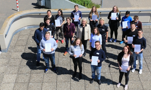 Die neuen TeenScouts zeigen glücklich ihre Urkunden. Foto: Oberschule Seesen