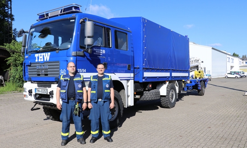 THW Salzgitter vor der Abfahrt mit dem 25 Meter Lichtmast und der Beleuchtungsausstattung. Foto: THW