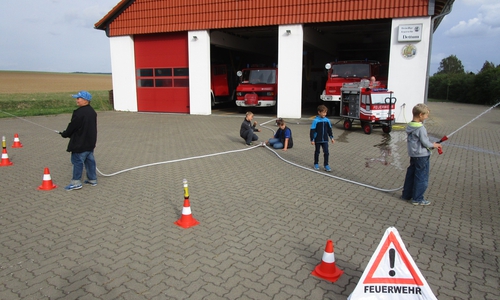 Die Kinderfeuerwehr Dettum üben den Löschangriff. Foto: Privat