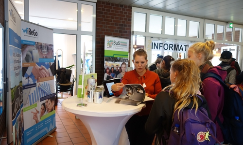 Vanessa Grond im Gespräch mit interessierten Schülerinnen auf der „Berufsstarterbörse AOK & Studienmesse“ im Landkreis Goslar. Foto: WiReGo