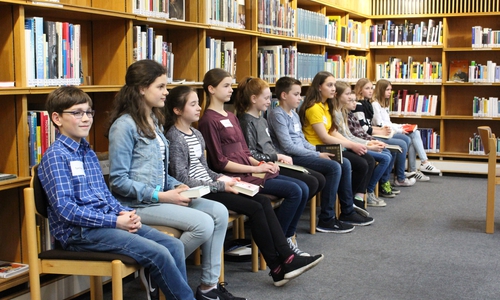 Nervös warten Tom Fischer, Lilli Martin, Tom Rohde, Anela Zenulovska, Eva-Lotta Runte, Charlotte Brinkmeier, Saskia Holland, Yannik Bischoff, Henrike Schaper, Evita Brose und Leonie Arsene auf ihren Auftritt. Fotos: Sandra Zecchino