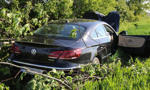 Eines der beteiligten Fahrzeuge landete bei dem Unfall im Graben. Fotos: Rudolf Karliczek