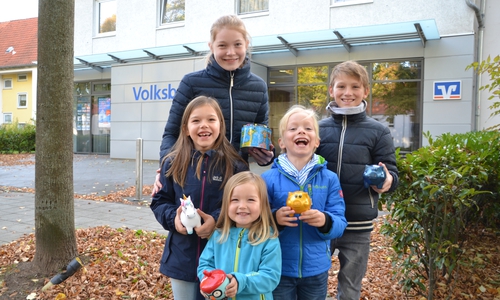 Am Weltspartag steht das beliebte Haustier im Mittelpunkt, das Sparschwein. Foto: Volksbank BraWo