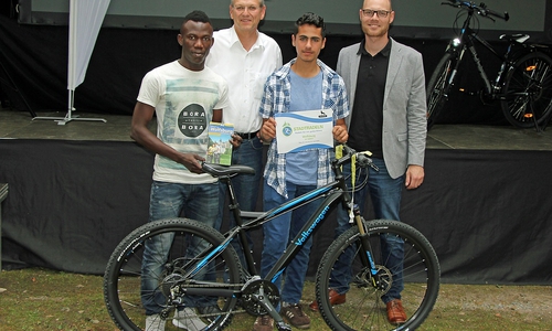 Schüler der SPRINT-Klassen mit ihrem Preis. Foto: Harrdy Otte.
