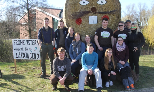 Die Mitglieder der Isenbütteler Landjugend haben im Ort zwei übergroße Osterhasen aufgestellt. Foto: Landjugend Isenbüttel