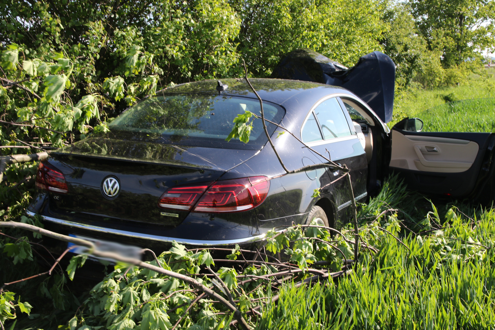 Auffahrunfall Auf Der A39: Auto Schleudert Von Der Straße ...