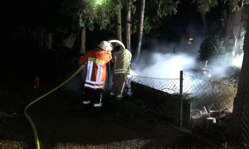 Die Feuerwehrleute hatten die Hecke zügig gelöscht. Foto: Christoph Hasenfuß