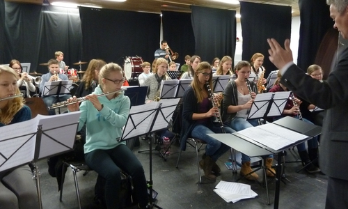 "Viva la musica" - Letze Probe vor der Aufführung. Hermann Rohenkohl dirigiert, Dr. Dirk Hahn spielt  im Hintergrund die Posaune. Foto: Privat