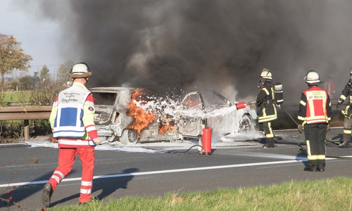 Zwei Autos befanden sich auf der A39 in Vollbrand. Foto: R. Karliczek