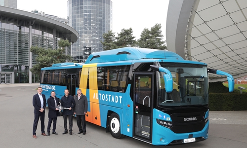 Offizielle Übergabe des CNG-Busses: Stephen Neumann (Konzernbeauftragter CNG-Mobilität Volkswagen), Luc Moulin (Direktor Verkauf Busse, Scania Deutschland Österreich), Roland Clement (Vorsitzender der Geschäftsführung der Autostadt), Jens Ludwigkeit (Sustainability Solution Manager Buses and Coaches Scania Deutschland) (v. li.). Fotos: Matthias Leitzke