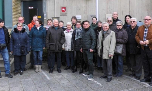 Die Besuchergruppe des CDU-Stadtverbandes zum Auftakt der Besichtigung vor der Justizvollzugsanstalt. Vorsitzender Andreas Meißler (r.) begrüßte die Teilnehmer.