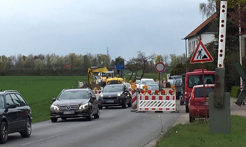 Die Baustelle ist derzeit für den Verkehr nur  stadteinwärts freigegeben. Allerdings halten sich nicht alle daran. Fotos: Julia Seidel