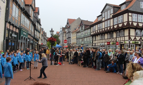 An verschiedenen Stationen in der Wolfenbütteler Innenstadt  bildeten sich heute Trauben der Musik. Fotos: Jan Borner