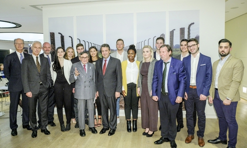 Hans Dieter Pötsch, Vorsitzender des Aufsichtsrates der Volkswagen Aktiengesellschaft, Matthias Müller, Vorstandsvorsitzender der Volkswagen, Aktiengesellschaft, Bernd Osterloh, Vorsitzender des Konzern- und Gesamtbetriebsrats der Volkswagen Aktiengesellschaft, sowie Marian Turski, Auschwitz-Überlebender aus Warschau, Sigmar Gabriel, Bundesaußenminister und Vizekanzler der Bundesrepublik Deutschland, und Christoph Heubner, Vizepräsident des Internationalen Auschwitz Komitees. Foto: Volkswagen